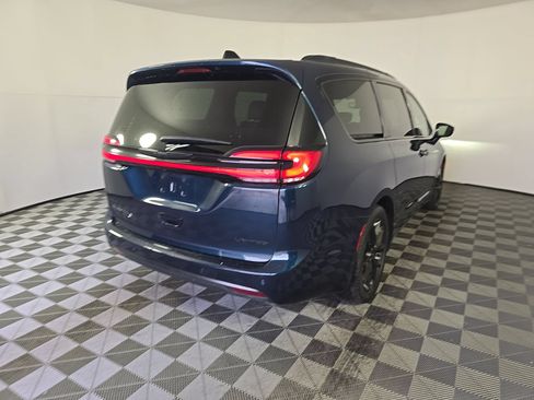 Used 2025 Chrysler Pacifica Limited FWD image 3