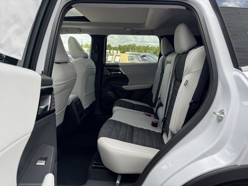 New 2025 Mitsubishi Outlander SE image 11