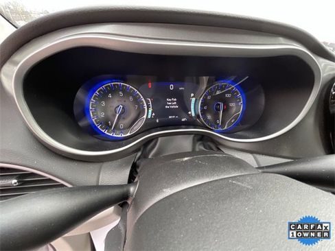 Used 2024 Chrysler Pacifica Touring-L image 12