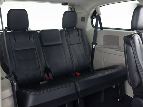 Used 2013 Chrysler Town & Country Touring FWD image 32
