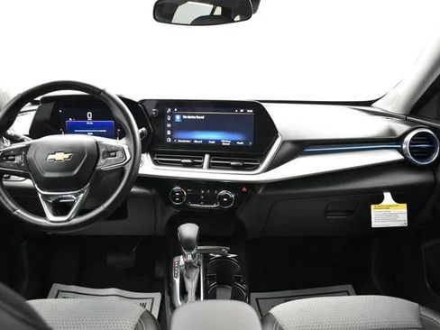 Used 2025 Chevrolet Trax LT w/ LT Convenience Package FWD image 19
