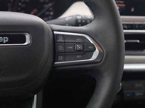 Used 2025 Jeep Compass Limited AWD/4WD image 9