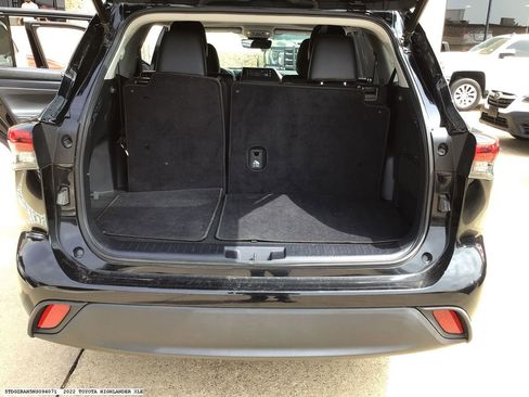 Used 2022 Toyota Highlander XLE FWD image 16