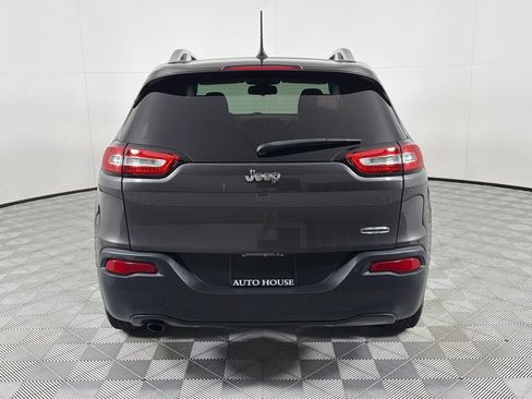 Used 2017 Jeep Cherokee Latitude FWD image 6