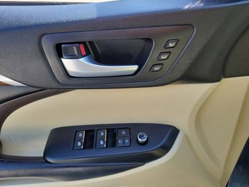 Used 2019 Toyota Highlander Limited FWD image 25