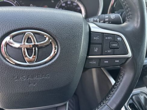 Used 2022 Toyota Highlander XLE AWD/4WD image 12