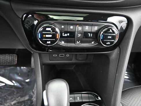 Used 2022 Buick Encore GX Essence w/ Experience Buick Package AWD/4WD image 19