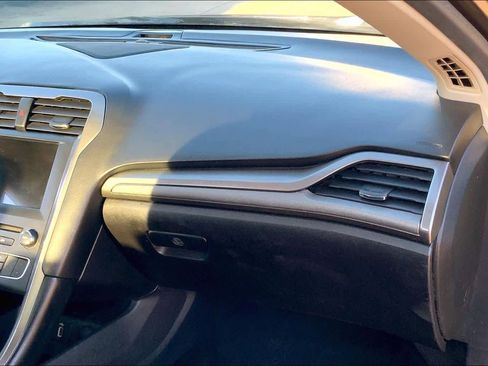 Used 2018 Ford Fusion SE w/ Fusion SE Technology Package image 15