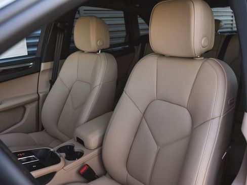 Certified 2026 Porsche Macan AWD/4WD image 5