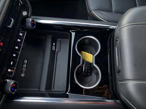 Used 2025 Chevrolet Suburban Premier RWD image 33