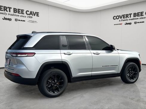 New 2025 Jeep Grand Cherokee Altitude image 10