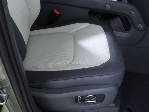 Used 2023 Land Rover Defender 130 X-Dynamic SE image 17