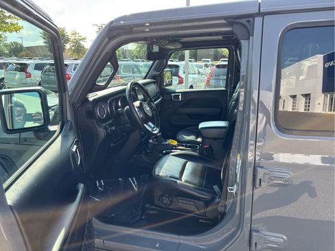 Used 2018 Jeep Wrangler Unlimited Sahara w/ Dual Top Group AWD/4WD image 12
