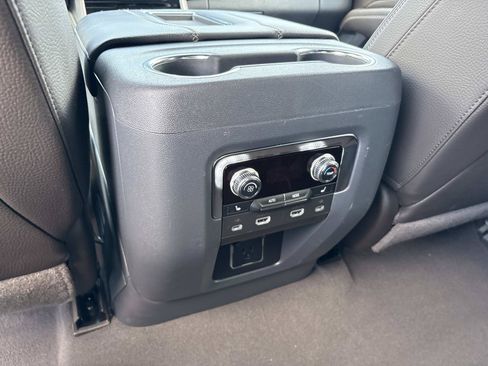 Used 2024 GMC Yukon Denali w/ Denali Reserve Package RWD image 31