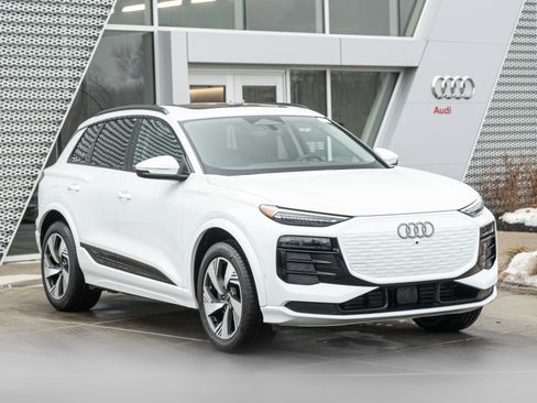 Used 2025 Audi Q6 e-tron Premium Plus w/ Premium Plus image 2