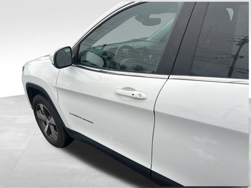 Used 2021 Jeep Cherokee Limited image 11