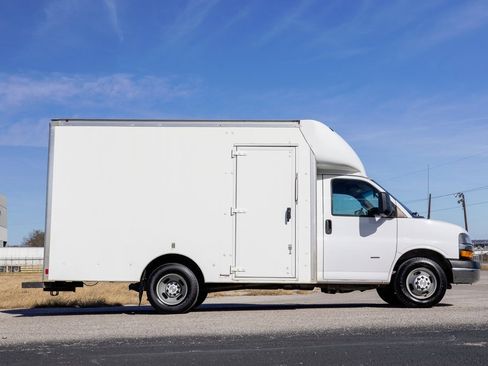 Used 2018 Chevrolet Express 3500 w/ Power Convenience Package image 8