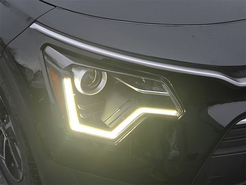 Certified 2023 Kia Niro EX image 9