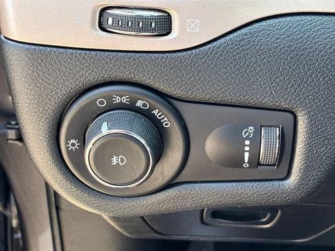 Used 2018 Jeep Cherokee Latitude w/ Altitude Package FWD image 30