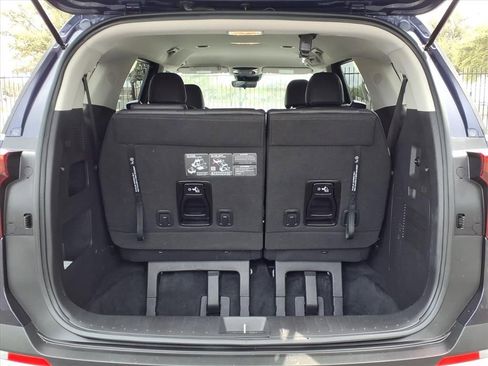 Used 2025 Kia Carnival image 12