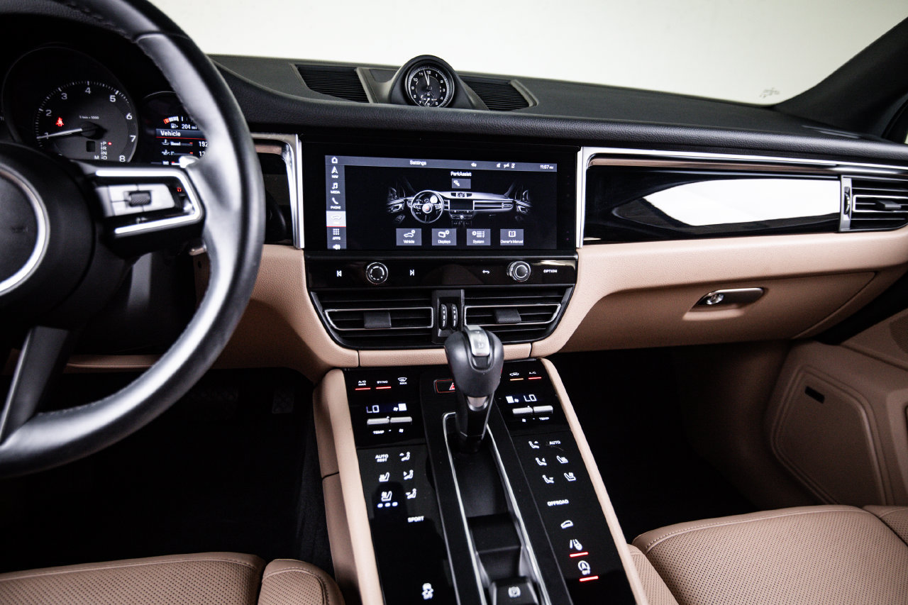 Certified 2024 Porsche Macan AWD/4WD image 19