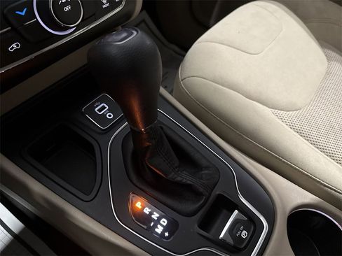 Used 2019 Jeep Cherokee Latitude w/ Popular Appearance Group image 16