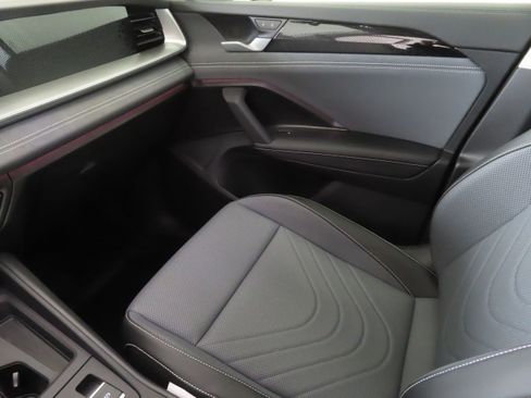 New 2026 Volkswagen Tiguan SE FWD image 18