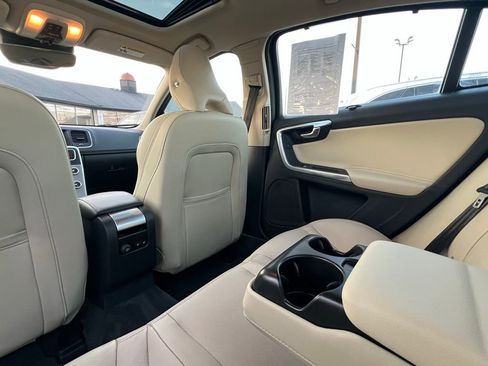 Used 2018 Volvo S60 T5 Inscription Platinum w/ Climate Package image 18