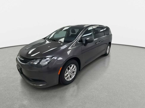 Used 2021 Chrysler Voyager LX FWD image 4