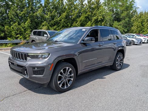 Used 2022 Jeep Grand Cherokee Overland w/ Luxury Tech Group IV AWD/4WD image 7