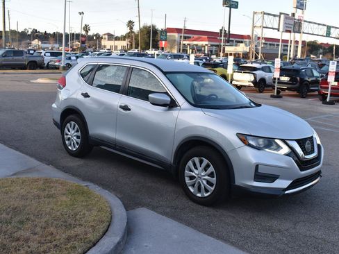 Used 2018 Nissan Rogue S image 12