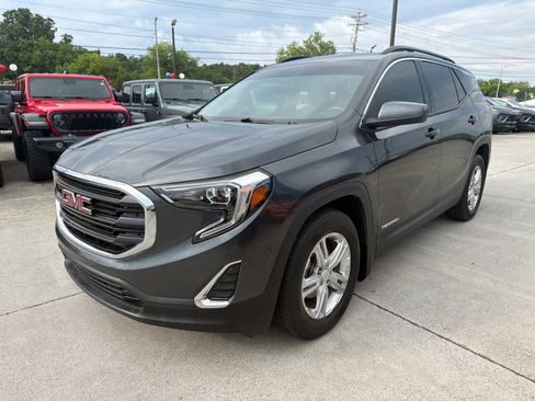 Used 2018 GMC Terrain SLE w/ Driver Convenience Package FWD image 4