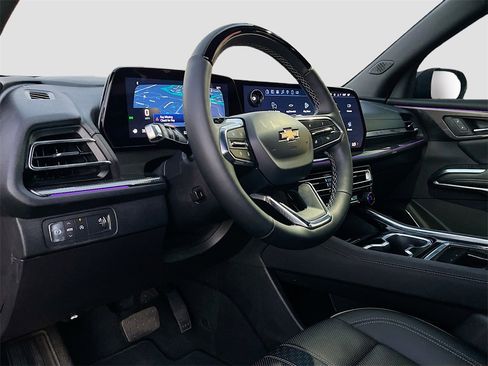 Used 2025 Chevrolet Traverse High Country image 9