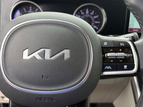 Used 2024 Kia Carnival EX image 26
