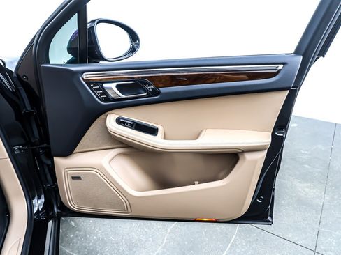 Used 2023 Porsche Macan image 24