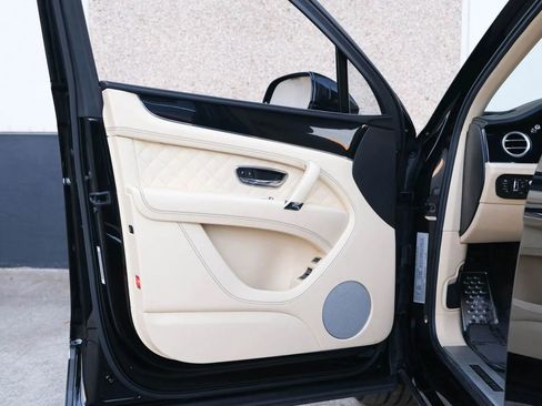 Used 2018 Bentley Bentayga image 20