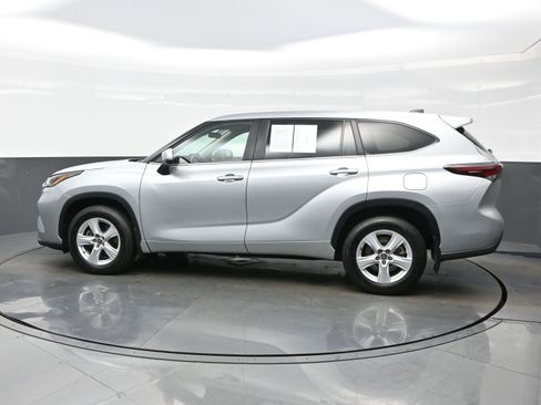 Used 2024 Toyota Highlander LE AWD/4WD image 3