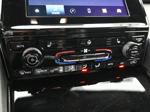 Used 2023 Jeep Grand Cherokee L Laredo image 34