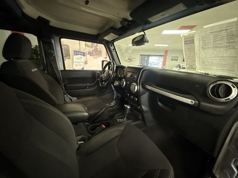 Used 2018 Jeep Wrangler Unlimited Sahara AWD/4WD image 23