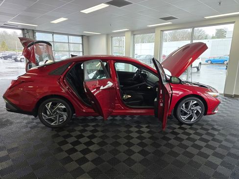 New 2025 Hyundai Elantra SEL image 15