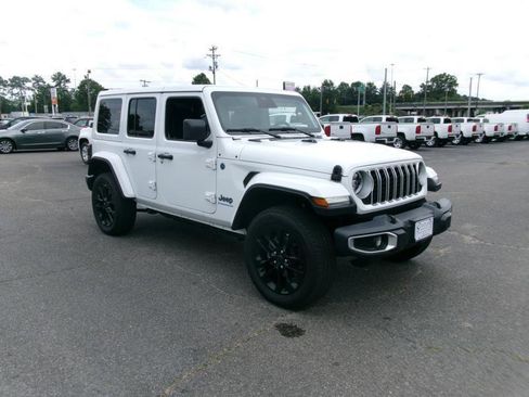 Used 2025 Jeep Wrangler Unlimited Sahara w/ Safety Group AWD/4WD image 4
