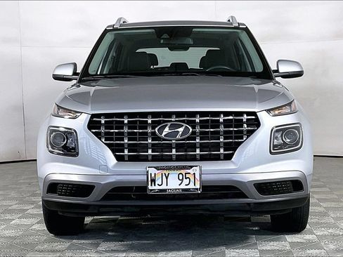 Used 2022 Hyundai Venue SEL FWD image 2
