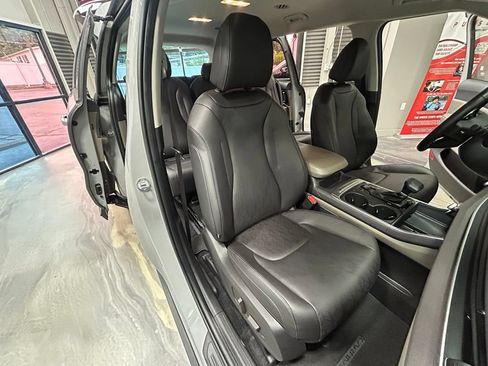 Used 2025 Kia Carnival EX FWD image 4