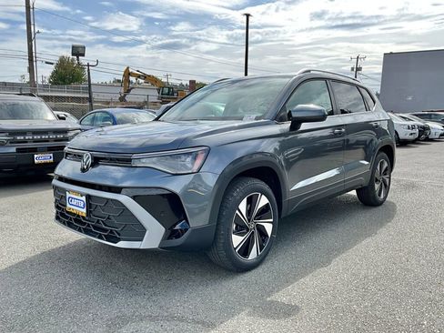 New 2025 Volkswagen Taos SE image 3