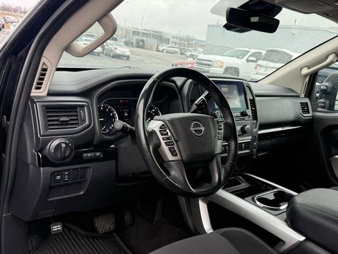 Used 2023 Nissan Titan SV w/ SV Convenience Package image 4