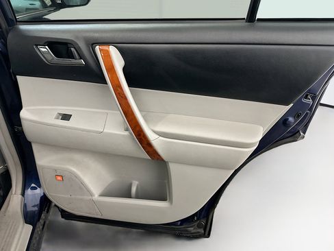 Used 2012 Toyota Highlander Limited w/ Tow Pkg image 34