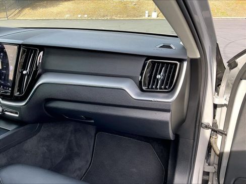 Used 2025 Volvo XC60 B5 Core image 18