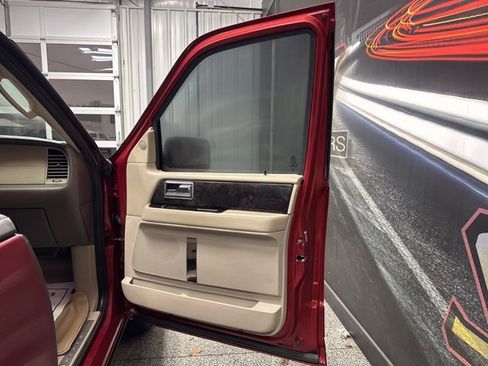 Used 2017 Lincoln Navigator Select image 28