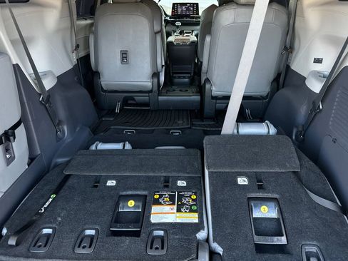 Used 2022 Toyota Sienna XLE FWD image 16