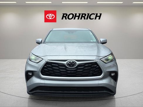 Used 2023 Toyota Highlander LE image 2